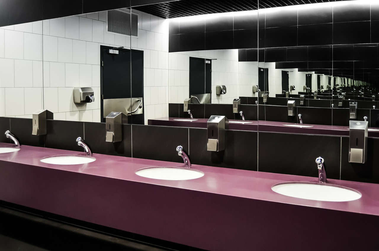 Toaleta dla pracowników jest konieczna. Jak ją urządzić tanio, ale ergonomicznie