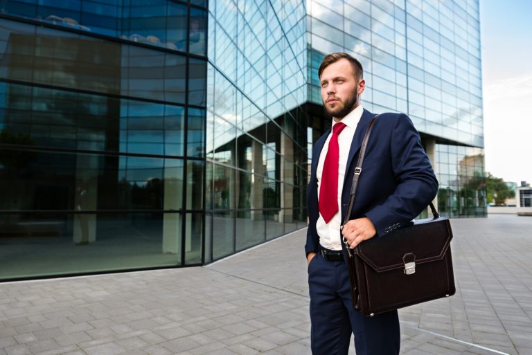 Dobieramy akcesoria do eleganckiego stylu prawnika – co powinieneś mieć ze sobą
