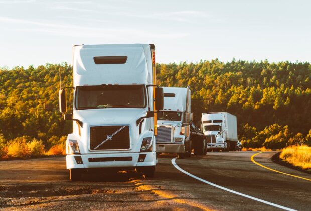 Wybór opon TIR: kluczowe cechy i porady dla kierowców ciężarówek
